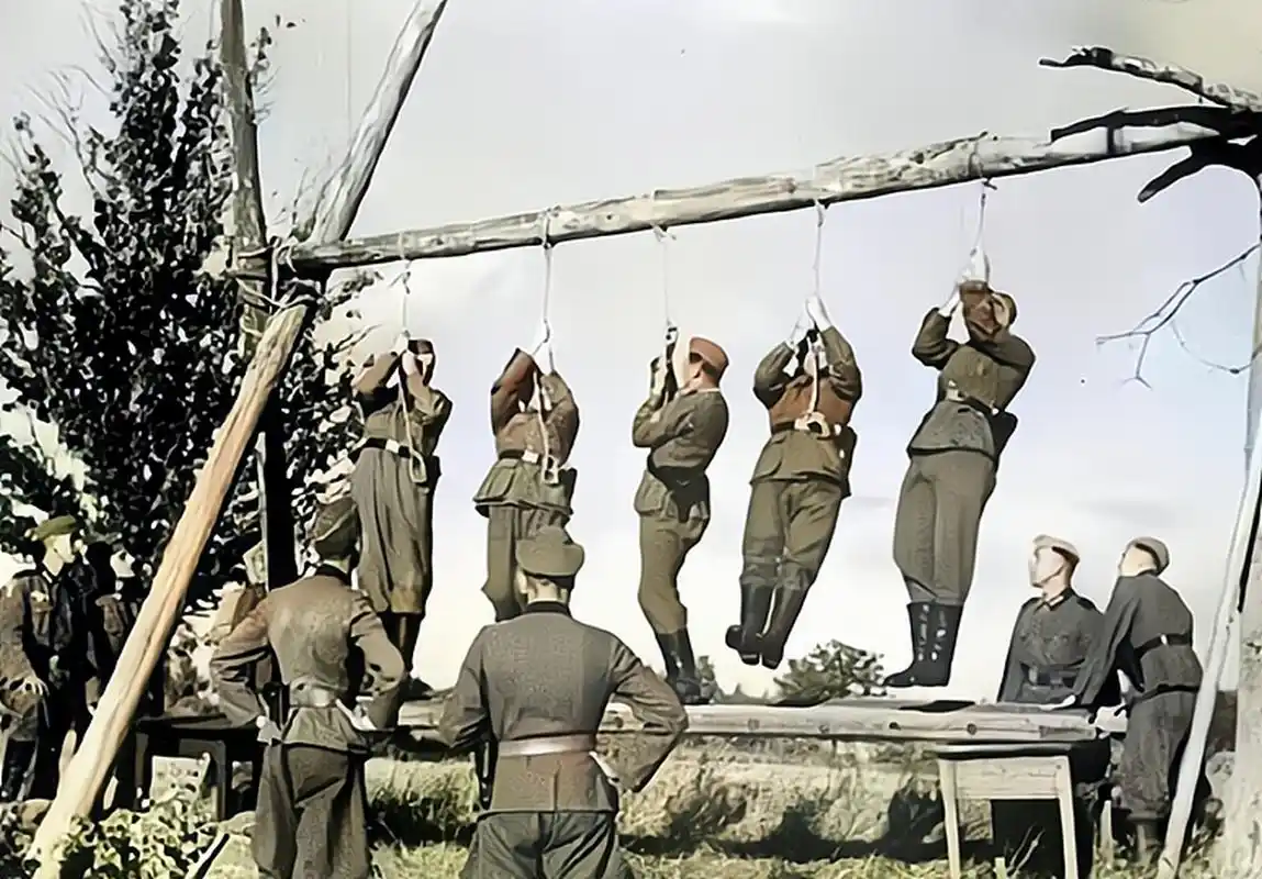 1941年8月,在苏联斯摩棱斯克市附近的一个城镇中,几名德国士兵正在忙