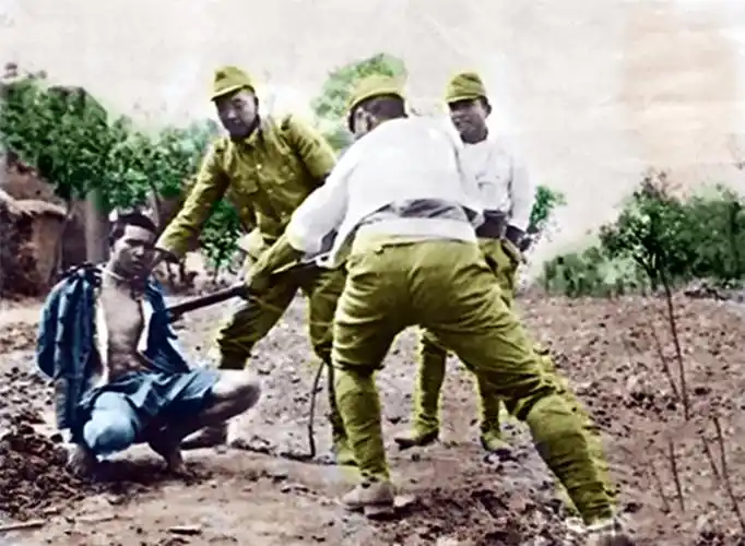 镜头下真实的日本鬼子图5小鬼子拿战俘给新兵练刺刀比电视剧上残忍多