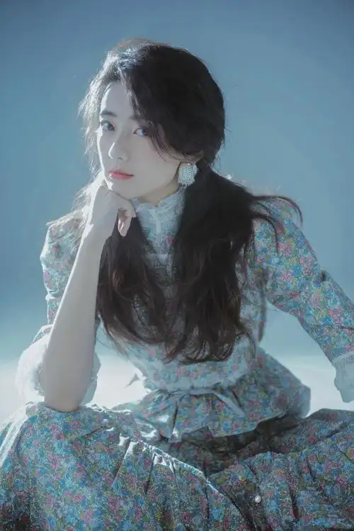 梁洁着复古文艺碎花裙演绎梦幻甜系女孩