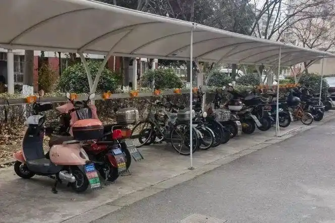 解决居民急难愁这个居委安装改造30处地面电动自行车棚新增278个充电