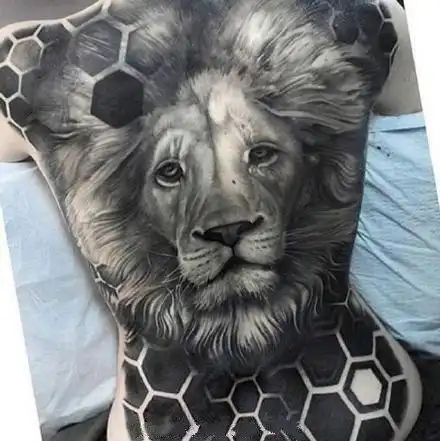 欧美写实的大满背纹身图案