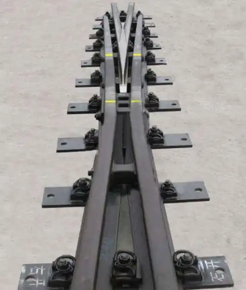 辙叉使车轮由一股钢轨越过另一股钢轨的设备,由叉心,翼轨和联结零件