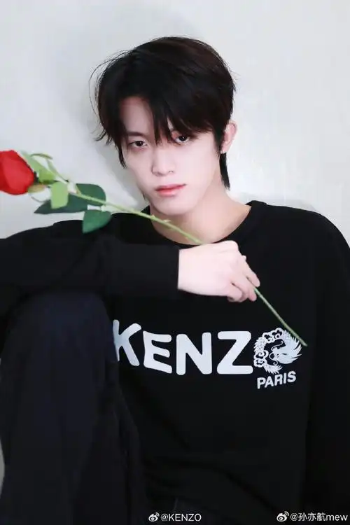 歌手@孙亦航mew身穿kenzo新春限定系列卫衣,一身all black极简造型