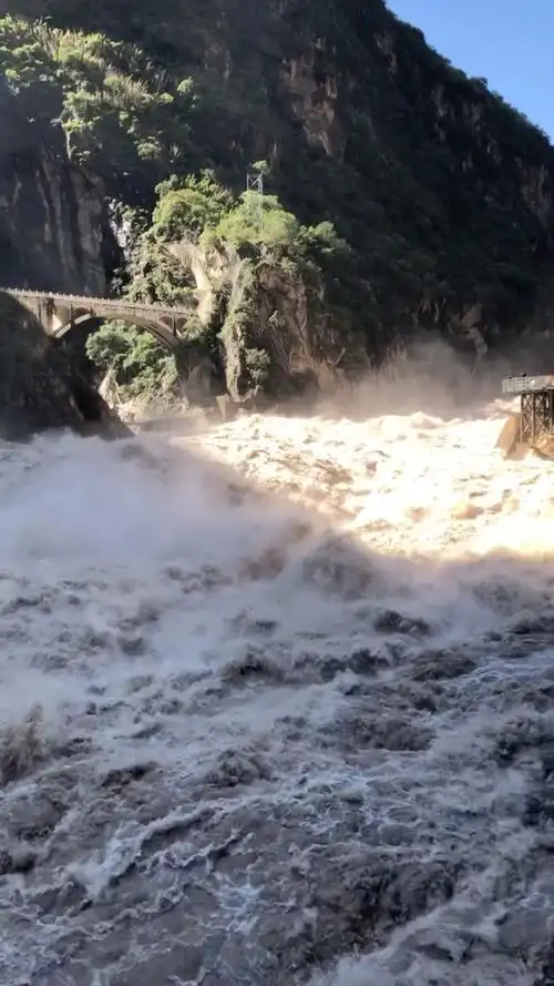 长江第一峡-虎跳峡,金沙江水波涛汹涌大气磅礴,浩浩荡荡十分壮观