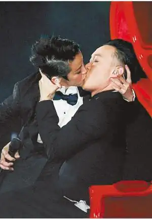 陈奕迅何韵诗当台激吻加摸胸