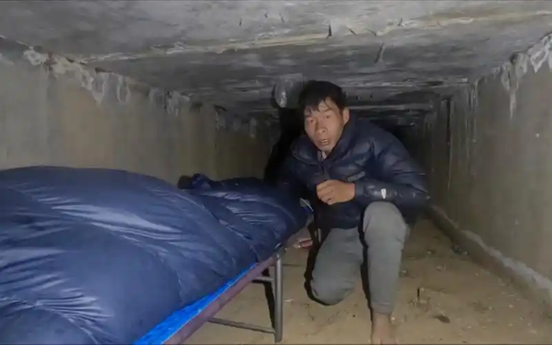晚上住桥洞底下,连桥洞也漏水了睡袋被打湿连夜搬床这一夜睡的不安稳