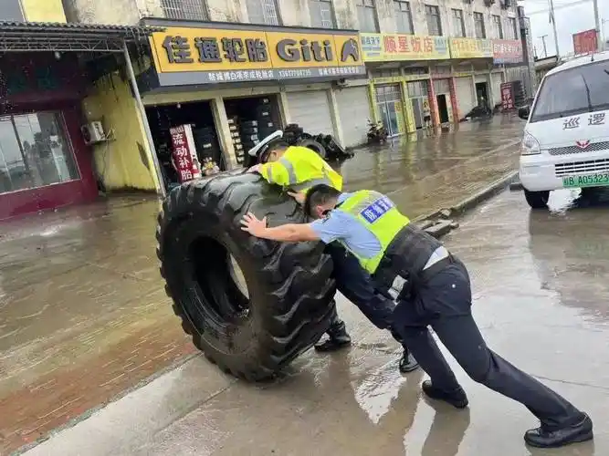 区路段因强降雨天气积水严重,双向车道均无法通行,防城港市公安局交警