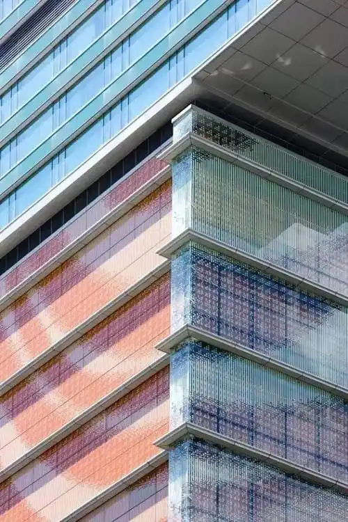 通过彩釉玻璃的不同变化将几个不同的玻璃盒子划分的清晰可见由外到内