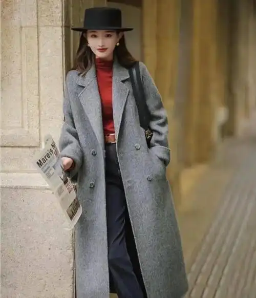 把裤脚挽一下露出脚踝,下装搭配经典的直筒牛仔裤,灰色大衣搭配红色