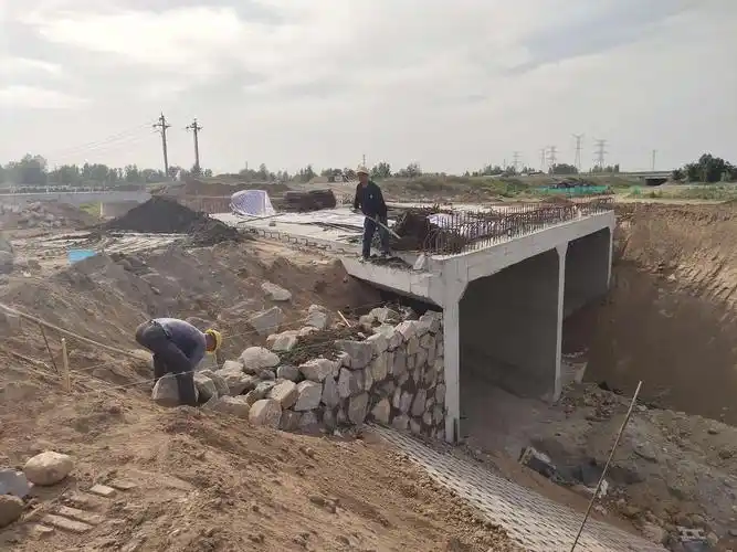 滨河东路箱涵毛石挡墙砌筑