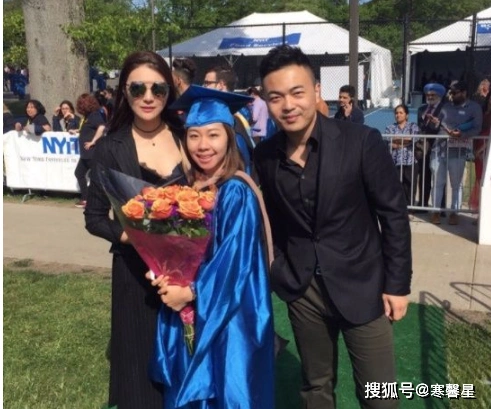 63岁亿万富翁娶38岁娇妻,女方野模出身,全家福合照信息量大!