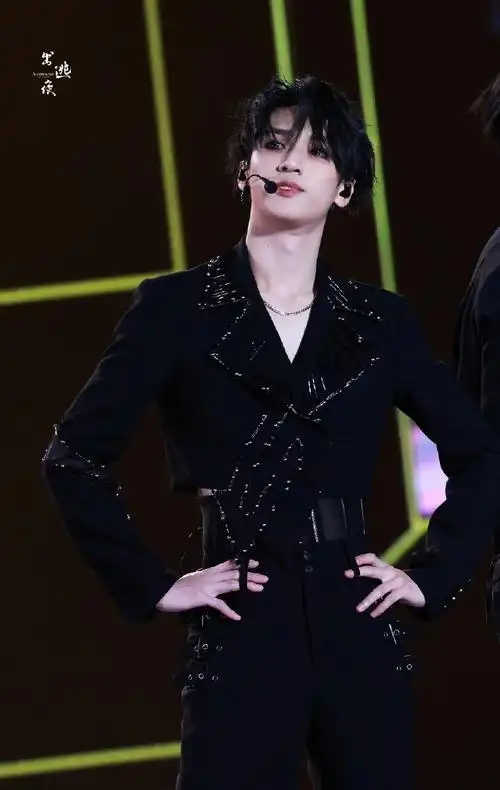 严浩翔楼间楼演唱会##严浩翔solo舞台露腰##严浩翔 极限挑战