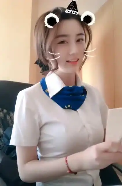 银行上班的美女,长得可真美!