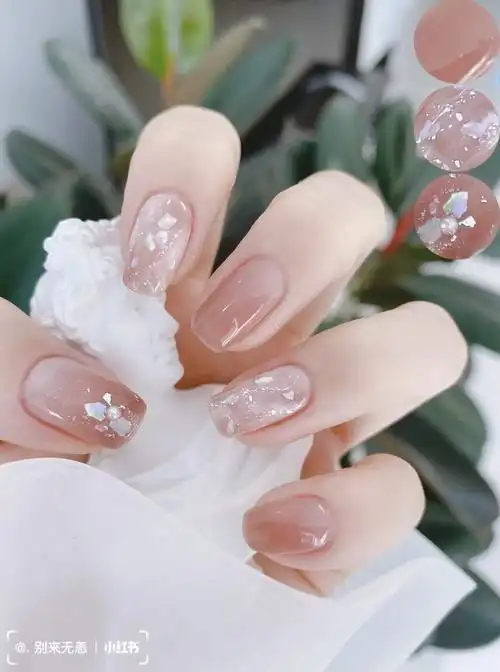 from  小红书 @ 别来无恙再来这款日常裸色气质粉的晕染美甲甜美小