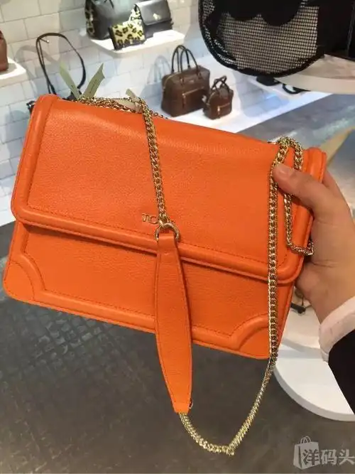 大牌不失少女心tous 桃丝小熊专柜款纯牛皮橘色链条包! tous 斜挎包_