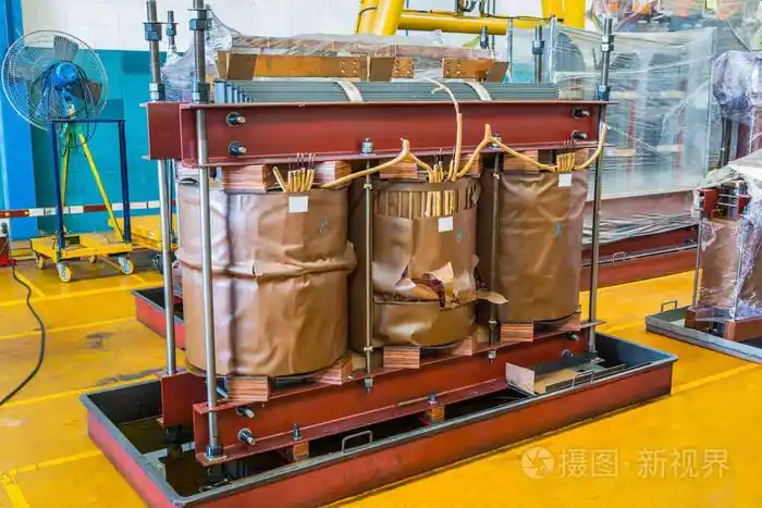 破坏三个阶段油浸式变压器显示核心和损坏线圈