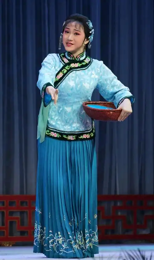 《拔兰花》王凤霞——杨秋驰(饰)△《打神告庙》敫桂英——印 楠(饰