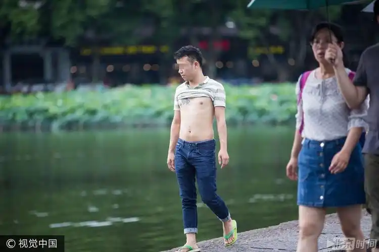辣眼睛!袒胸露乳 杭州景区光膀子男越来越多