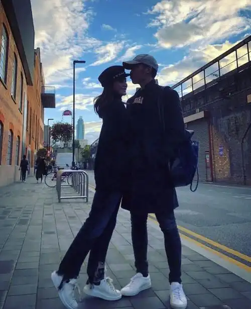 阿娇伦敦街头秀恩爱,夫妻俩穿情侣装相互依偎狂撒糖