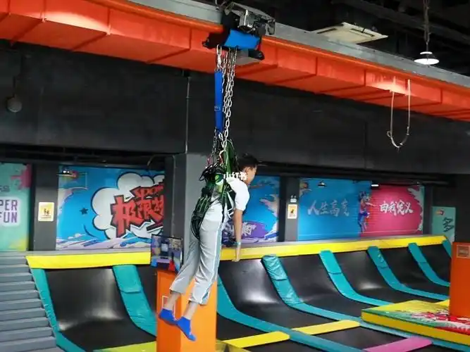 重庆多乐岛蹦床公园  高空滑索,等你挑战 #蹦床   #室内游乐场