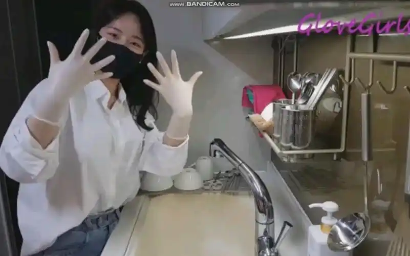 戴手套洗碗的小姐姐