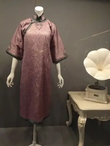 1920~1940年的旗袍代表款,没有省道,没有破肩,仅凭制作工艺,就可以使