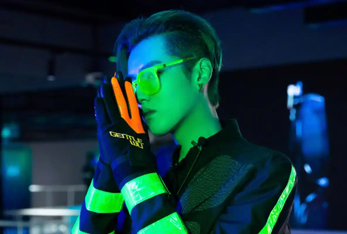 而且王一博这次的这头绿发造型,真的炸到了不少人,一头绿发引起众多