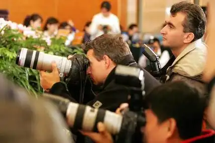 图文:记者在现场采访