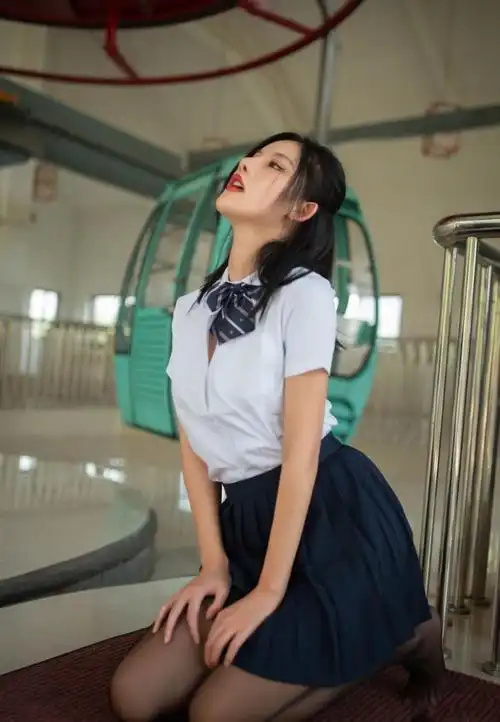 性感美女学生妹黑丝美腿制服诱惑写真