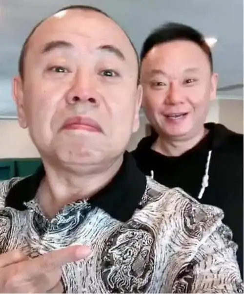 老演员潘长江"老来得子"?网友:父子两人长相相似!