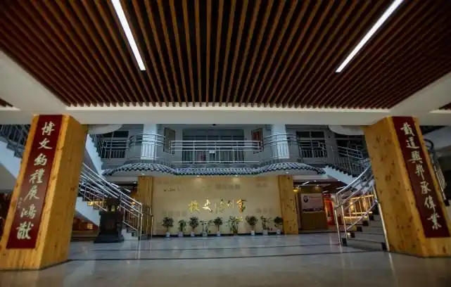 近日,为了让广大市民更加了解十四中师生们的学习,生活状态,学校在