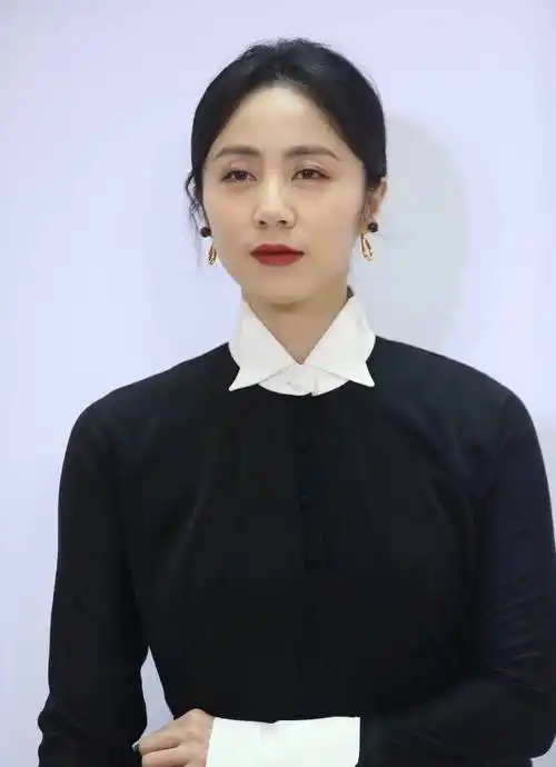 孙莉黑白拼接赫本风连衣裙高贵优雅,简单的搭配减龄又洋气_裙子_气质