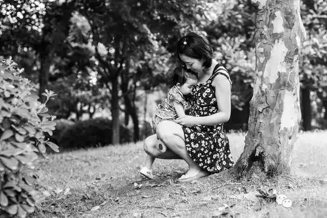 她拍了56位公众场合母乳喂奶的妈妈