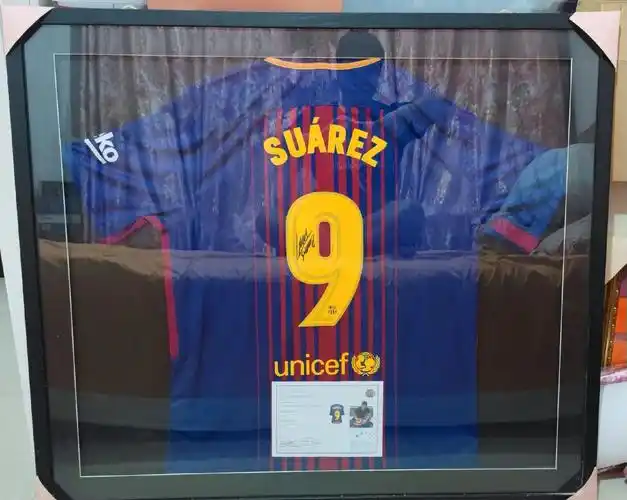 1718赛季苏亚雷斯主场em元年签名球衣.签名日期2018年 - 抖音