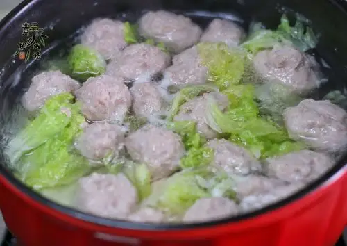9,喝时可以根据口味加适量香菜末或是香葱末,特别清淡可口的白菜肉丸