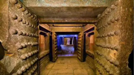 裕陵地宫中两次诡异的"鬼顶门", 什么原因让乾隆亲自顶门防盗墓