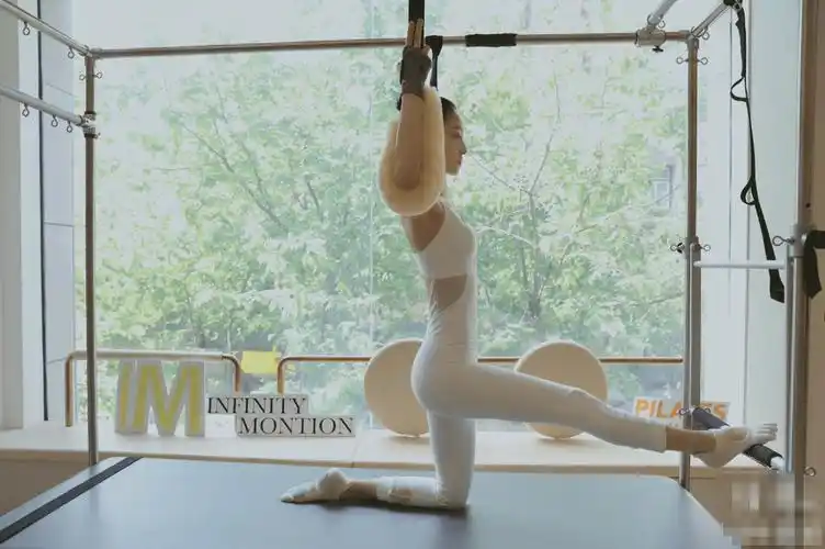 原创张韶涵晒健身美照秀空中一字马瑜伽动作纤细身材让人羡慕