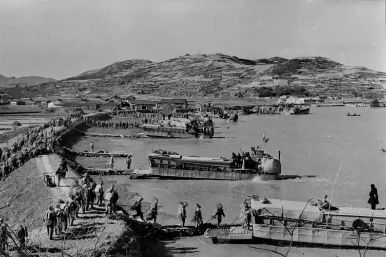 解放一江山岛的先头部队抢占岸岛98登陆部队向一江山岛制高点203