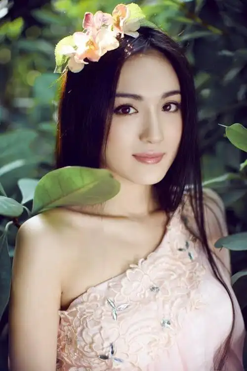 李艳冰,中国内地女演员,歌手,平面模特,1983年9月17日出生于湖北荆州.