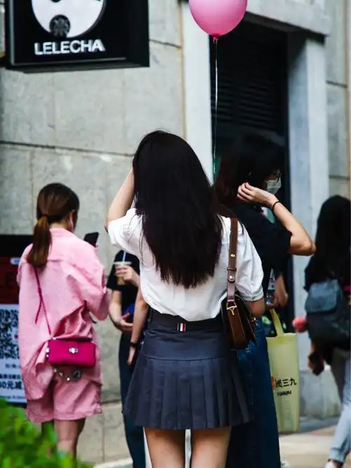 上海街拍新天地的彩色烟火气