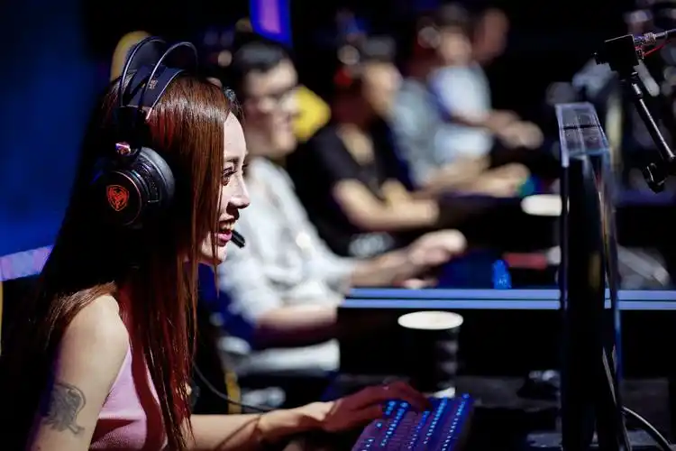 代表龙珠直播平台出战的5位主播在平时直播时有自己的特色,此次也是在