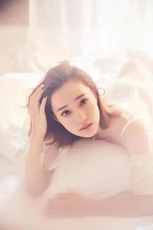 屈玥宛如"性感小猫咪" 尽显朦胧美