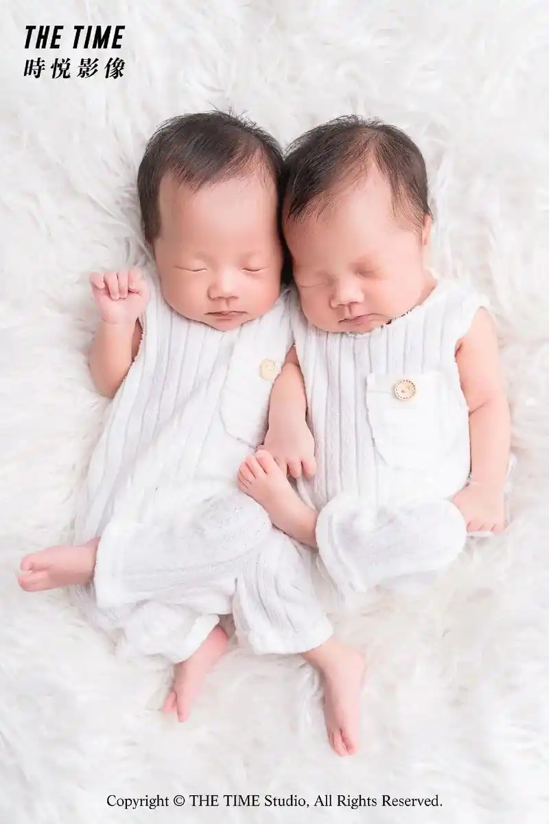 with u…双胞胎新生儿写真
