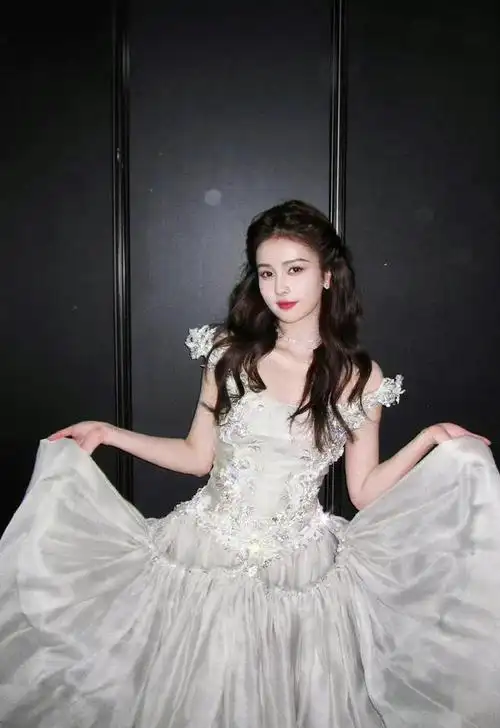 的确,小k也被红毯上女明星的美颜暴击给惊艳到了,其中,白鹿的"在逃