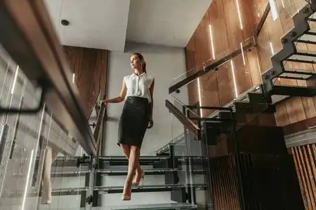 平静漂亮的女士下楼楼梯室内照片