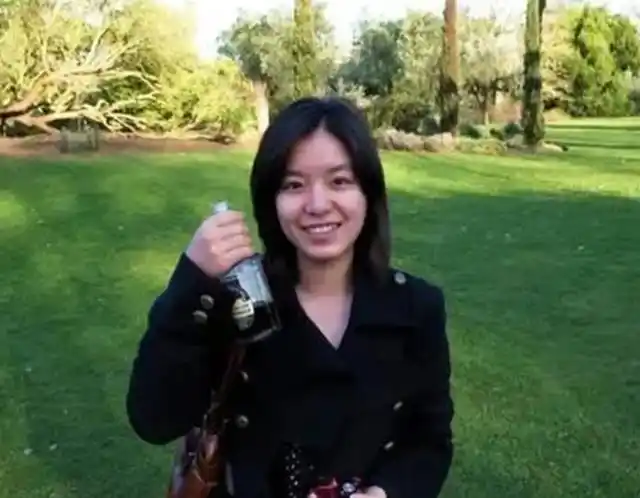 外交部的冰山女神张京工作时不苟言笑私底下是爱笑的女孩