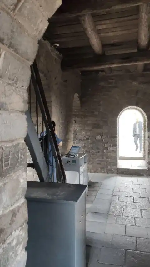 男子爬长城坐烽火台给客户发货:对方着急要 今日事需今日毕