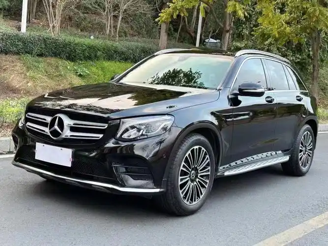 新到18年10月奔驰glc260 一手车,9万公里,全时四驱,分段式天窗,电动后