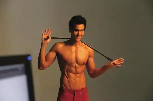 彭于晏邪不压正身材照高清(彭于晏拍热带往事暴瘦32斤)(4)