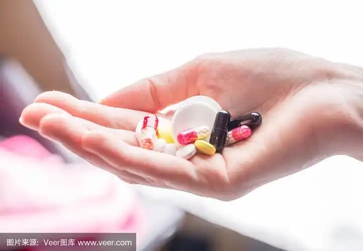 女人手里握着一把不同的药片和胶囊